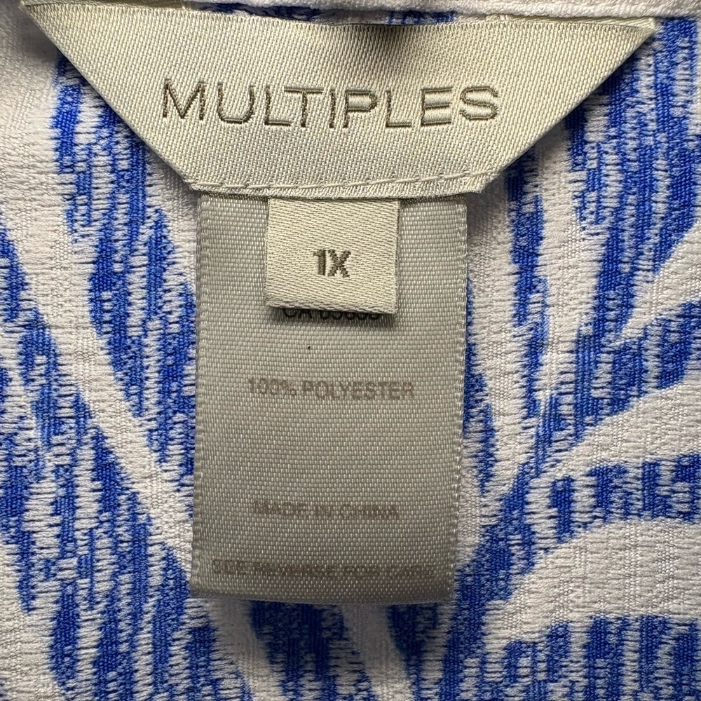NWT - Plus Size Bark Cloth Border
Print Wire Collar 3/4 Sleeve Button Front - Picture 4 of 9
